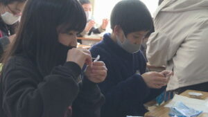 神科小学校６年生　 繭を使ったコサージュづくり 上田市立神科小学校