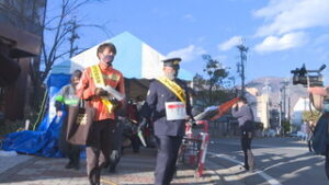 警察署員が駅伝でパトロール 上田城跡公園、中心市街地