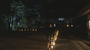 年末年始は竹灯籠でライトアップ 青木村大法寺