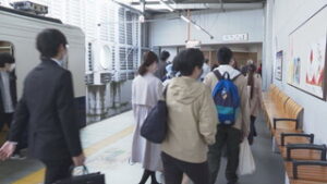 別所線 全線開通　平日を迎え 通勤・通学客の姿　　上田駅