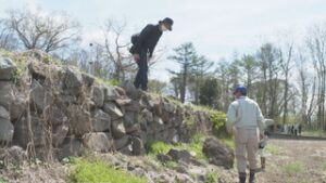 地元の史跡を守る　住民が戌立遺跡周辺を確認　　東御市滋野