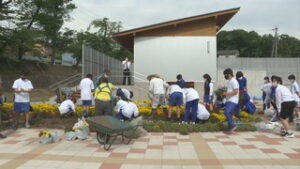 花を通して交流を　ボランティアと中学生が花壇づくり　　上田市立第三中学校