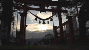 夏至の日に昇る太陽　上田市生島足島神社