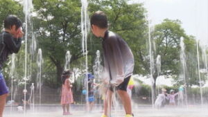 オープニング　暑い日 涼を求める親子連れ　　東御中央公園