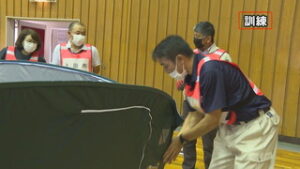 上田市が職員対象に訓練 コロナ禍の避難所運営を学ぶ　　上田城跡公園体育館　