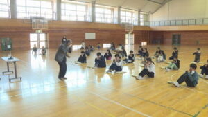 今年で２０年目 コカリナを子どもたちに 塩田西小学校