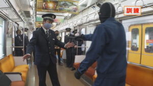 上田警察署と上田電鉄別所線　電車内での不審者対応訓練