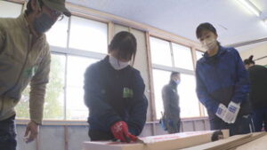 高校生が発案　教室の断熱化に挑む　上田高校