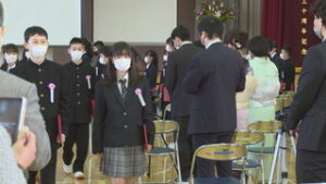 各地の小学校で卒業式　風船飛ばしで最後の思い出を　上田市立西小学校