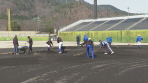上田染谷丘高校野球班　ボランティアで県営上田野球場の整備