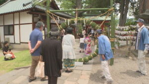 夏越の祓いを前に　生島足島神社　茅の輪を設置　上田市