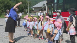 路線バスを身近に　いずみ幼稚園乗車体験　上田市真田町