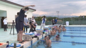 考えながら泳ごう　金メダリストが中学生を指導　東御市立東部中学校