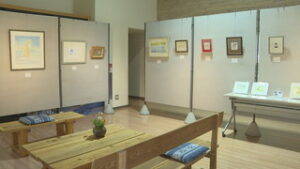 絵の楽しさ共感して　塩田の里交流館とっこ館で「親子三代作品展」