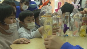 神川小学校児童　育てた花を使い商品開発中