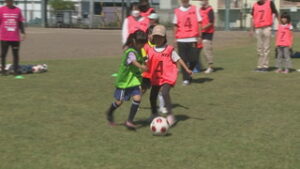 小学生女子の親子　サッカーの楽しさを体験　上田市染屋台多目的グラウンド