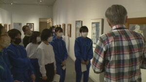 芸術に親しみを　中学生が絵画を鑑賞　東御市梅野記念絵画館
