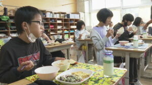 上田市立東塩田小学校　給食でたっぷりの松茸味わう