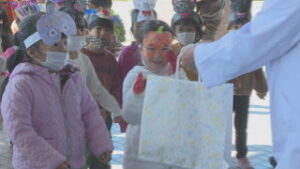 青木村の小学生と園児に　教育長や村長からハロウィンのお菓子　