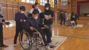 坂城小学校４年１組　福祉を学ぶ授業で車いすを体験