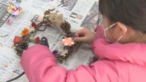 学生企画「こまゆみ教室」　焼き芋とリースで地域交流　上田市立浦里小学校
