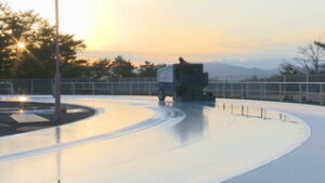 今月１７日オープン　市民の森スケート場で製氷作業続く　上田市