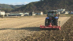 農作業の効率化へ　トラクターの自動運転を使い実証実験　上田市武石