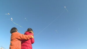 伝統の凧　空高く　上常田自治会で手作り凧あげ