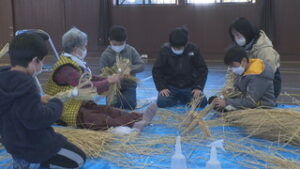 上田市立浦里小学校　伝統のわら馬づくり