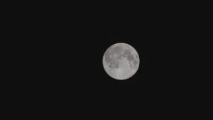 上田で撮影　一番小さく見える満月