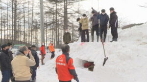山岳遭難防止対策協会から学ぶ　専門学生が冬山遭難者救助訓練　東御市湯の丸高原　
