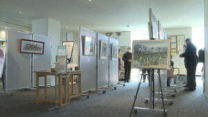 ワークショップも開催　まちのアトリエ水彩画展　上田市役所２階