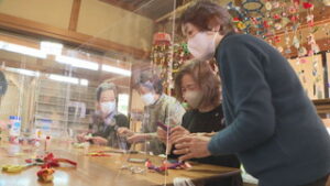 坂城のお雛さまにあわせ　和布を使ってつるし飾りづくり　坂木宿ふるさと歴史館