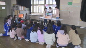 清明小学校６年１組　紙芝居やクイズで「神樹の木を知って」　上田市