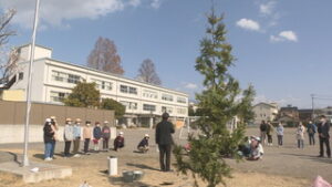 新たな「神樹の木」に　清明小学校にアスナロの木を植樹　上田市