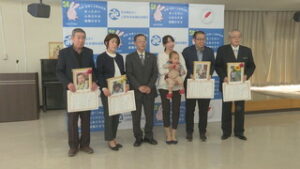 広報紙　社協うえだ　１００号の表紙は「孫の笑顔」の写真　上田市ふれあい福祉センター　