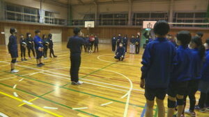 特集　公立中学校部活動の地域移行　うえだバレーボール協会　新たな場所づくりを　上田市立丸子北小学校