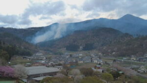 ６日発生の坂城町上平林野火災　朝から１５０人体制で消火活動