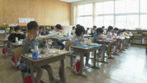 給食時の「黙食」求めず　初日の給食の様子は　東御市立祢津小学校