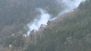 坂城町上平の林野火災　３日間の消火活動で山林部が鎮火