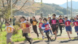 春の景観楽しんで　青木村マラソン大会　　