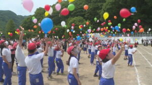 上田市立傍陽小学校　風船飛ばして開校１５０周年をお祝い　上田市真田町