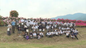 坂城高校１年生　地元知る「坂城学」　町の花　バラで俳句づくり　さかき千曲川バラ公園