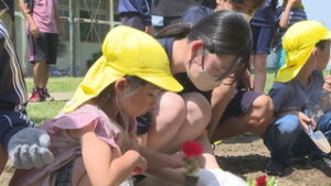 中学生と園児が交流　花壇に花の苗植え　上田市立第五中学校