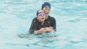 五輪金メダリスト　金藤理絵さん　滋野小学校６年生に泳ぎを指導　東御市