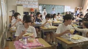 坂城町「食べておいしさ知って」　小中学校で伝統野菜を使った給食　坂城中学校