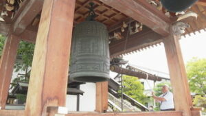 上田市内に響き渡る平和の鐘・戦争で亡くなった画家生偲ぶ　無言館千本の絵筆の祈り