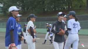 野球をのびのびと　女子小中学生が初の交流　上田城跡公園野球場