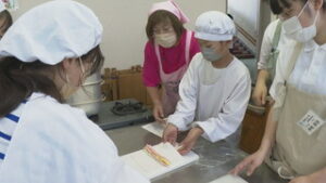 郷土料理学ぶ　小学生が　やしょうま作り　上田市立神川小学校
