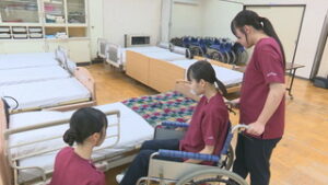 初の全国大会へ　上田千曲高校生活福祉科　介護技術コンテスト